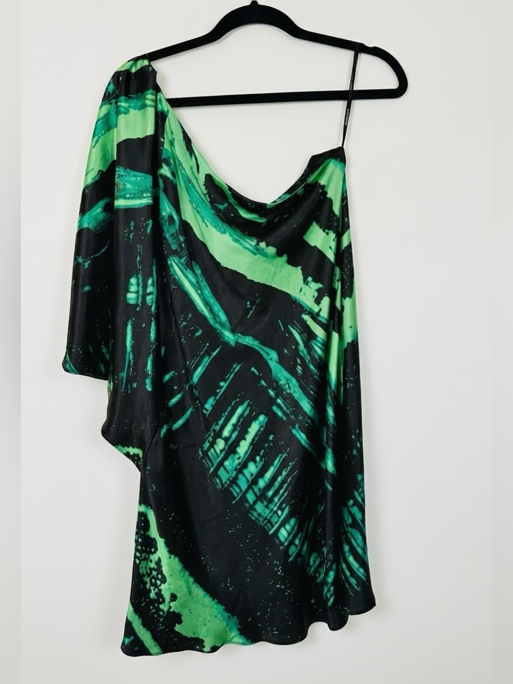 Alyn Paige Black and Green One-Shoulder Satin Dress
